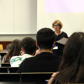 Estudiants escoltant les explicacions abans de les PAU