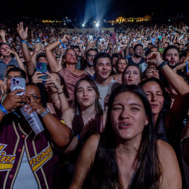 Cientos de personas durante un concierto de Residente.