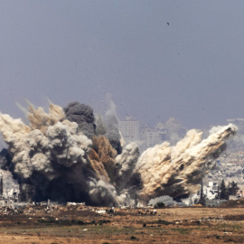 Ataque aéreo israelí en el norte de la Franja de Gaza, cerca de Beit Hanún, visto desde el lado israelí de la frontera, este jueves.