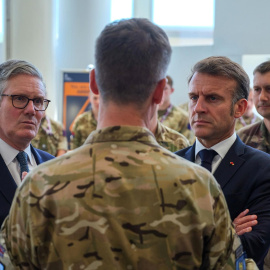 Emmanuel Macron y Keir Starmer hablan con personal militar durante una visita militar conjunta en Northwood, un suburbio de Londres, Gran Bretaña, el 10 de julio de 2025.