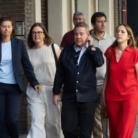 El presidente de Castilla-La Mancha, Emiliano García-Page (c), a su llegada a la reunión del Comité Federal del PSOE, en la sede federal del partido, a 5 de julio de 2025, en Madrid