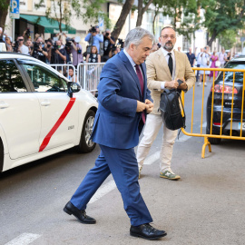 (Foto de ARCHIVO)El exsecretario de Organización del PSOE Santos Cerdán a su llegada a declarar en el Tribunal Supremo, a 30 de junio de 2025, en Madrid (España). El Tribunal Supremo (TS) ha citado a declarar a Santos Cerdán por presuntos delitos de organización criminal y cohecho. Cerdán está siendo investigado dada su conexión inescindible con los hechos referidos al exministro de Transportes José Luis Ábalos.Jesús Hellín / Europa Press30 JUNIO 2025;SANTOS CERDÁN;TRIBUNAL SUPREMO;CASO KOLDO30/6/2025