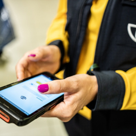 (Foto de ARCHIVO)Una trabajadora de Correos con un móvil, a 23 de octubre de 2023, en Madrid (España). Hoy comienza la incorporación a Correos de las 7.757 personas que han obtenido puestos fijos operativos en todas las provincias de España para realizar funciones de reparto en el ámbito urbano y rural, tareas logísticas y de atención al cliente en oficinas. En la Comunidad de Madrid se incorporan 784 personas.Diego Radamés / Europa Press23 OCTUBRE 2023;CORREOS;23/10/2023