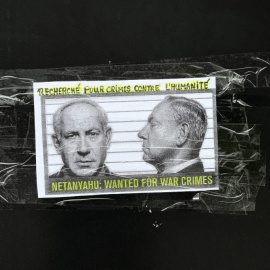 Un cartel con el primer ministro israelí, Benjamin Netanyahu,y la frase "Se busca por crímenes de guerra".