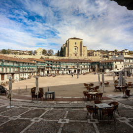 (Foto de ARCHIVO)La Plaza Mayor de Chinchón, un día antes de que el municipio sea confinado para frenar la expansión del coronavirus, en Chinchón (España), a 8 de noviembre de 2020. Chinchón, junto a otros siete municipios y dos nuevas zonas básicas de salud en Collado Villalba, se suma a las áreas de la Comunidad de Madrid con restricciones a la movilidad para combatir el coronavirus.Ricardo Rubio / Europa Press8 NOVIEMBRE 2020;MOVILIDAD;RESTRICCIONES;CHINCHÓN;COMUNIDAD DE MADRID;MADRID;HOSTELERÍA;CUARENTENA;CONFINAMIENTO;PANDEMIA08/11/2020