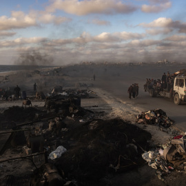 Palestinos a la procura de ayuda humanitaria en Gaza.