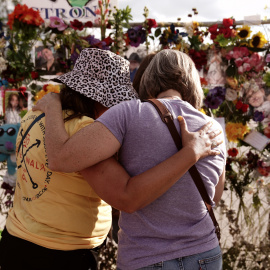 Dos mujeres en un memorial por las inundaciones de Texas en Kerrville (EEUU), el 11 de julio de 2025.