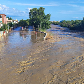 El riu Foix desbordat a Cubelles (Garraf).