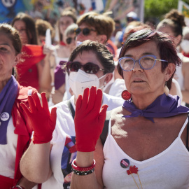 Asistentes a una concentración contra una presunta agresión sexual en San Fermín, a 12 de julio de 2022, en Pamplona, Navarra (España).