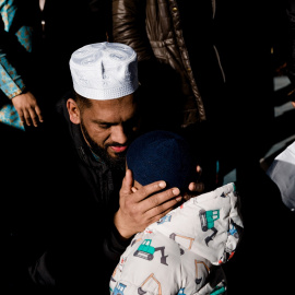 Un hombre musulmán reza.