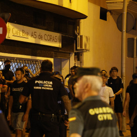 Agentes de Policía Local y Guardia Civil durante los altercados en Torre Pacheco, Murcia (España).