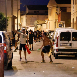 Varias personas durante los altercados en Torre Pacheco, Murcia, el pasado sábado.