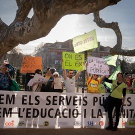 Imagen de archivo de varias personas durante una concentración a favor de la Renta Básica Universal, a 10 de marzo de 2023, en Barcelona.