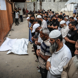 Palestinos rezan durante el funeral de los asesinados en la zona de Asdaa, al norte de Khan Yunis.