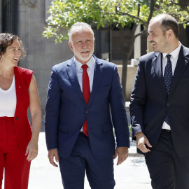 Els consellers de Presidència, Albert Dalmau, i d'Economia, Alicia Romero, juntament amb el ministre de Política Territorial i Memòria Democràtica, Ángel Víctor Torres