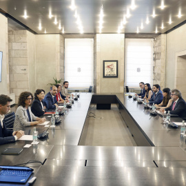 Els consellers Albert Dalmau i Alicia Romero a la reunió amb els grups parlamentaris