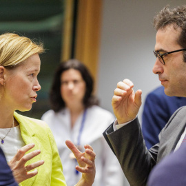 La ministra de Comercio Exterior de Países Bajos, Hanneke Boerma, y el ministro español de Economía, Carlos Cuerpo, este lunes en Bruselas.