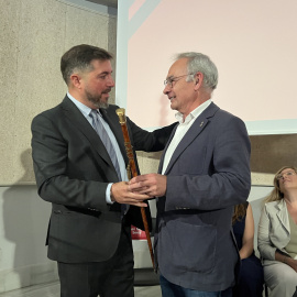 El republicà Joan Manel Serra, rebent la vara d'alcalde de Puigcerdà de la mà de l'alcalde sortint, Jordi Gassió, en un ple extraordinari celebrat al Museu Cerdà