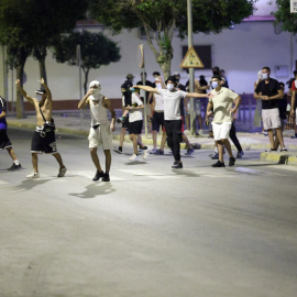 Varias personas durante los altercados en Torre Pacheco, a 13 de julio de 2025.