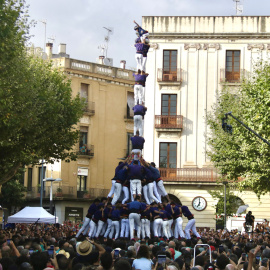 Torre de nou amb folre i manilles dels Capgrossos de Mataró a la diada de Les Santes 2024