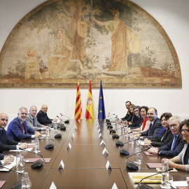 GRAFCAT514. BARCELONA, 14/07/2025.- Los consellers de Presidencia, Albert Dalmau (5d), y de Economía, Alicia Romero (6d), junto al ministro de Política Territorial y Memoria Democrática, Ángel Víctor Torres (3i), durante la reunión de la Comisión Bilateral entre el Ejecutivo central y el Govern para abordar la financiación singular de Cataluña, un modelo pactado entre el PSC y ERC en la investidura de Pedro Sánchez. EFE/Andreu Dalmau