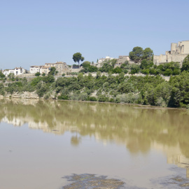 El municipi de Castellet reflectit sobre el pantà del Foix