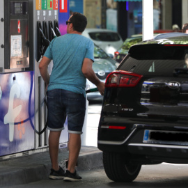 Foto de ARCHIVO de una persona ponen gasolina en Madrid.