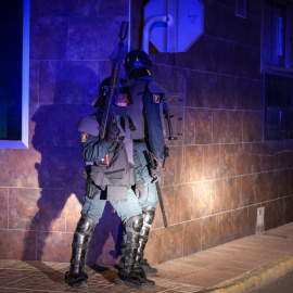 Miembros de la Guardia Civil desplegados este lunes en el barrio de San Antonio de Torre Pacheco (Murcia).