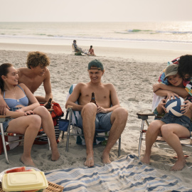 Belly (Lola Tung), Jeremiah (Gavin Casalegno), Conrad (Christopher Briney), Steven (Sean Kaufman) y Taylor (Rain Spencer) en 'El verano en que me enamoré'.
