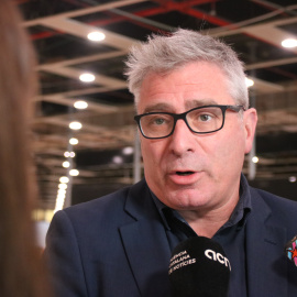 El director de Rodalies, Antonio Carmona, atenent els mitjans de comunicació a l'estació de Sants, en una imatge d'arxiu