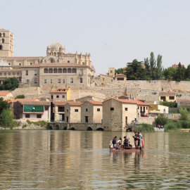 Vista del río Duero en Zamora con la catedral al fondo.