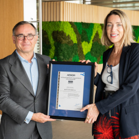 Javier Mejía entregando certificación Aenor a Marta Aisa