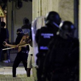 Un hombre se prepara para lanzar un objeto a la policía en medio de los disturbios contra los inmigrantes en Torre Pacheco, el pasado domingo 13 de julio.