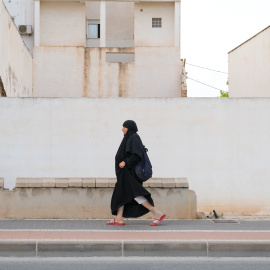 TORRE PACHECO (MURCIA), 14/07/2025.- Una mujer camina este lunes por el centro de Torre Pacheco (Murcia).