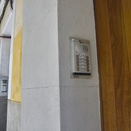 (Foto de ARCHIVO)Exterior de un piso turístico en el centro de Madrid tras el anuncio del ministerio de Consumo de bloquear casi 66.000 anuncios ilegales, a 19 de mayo de 2025, en Madrid (España). El Ministerio de Derechos Sociales, Consumo y Agenda 2030 ha impuesto a la compañía Airbnb el bloqueo de casi 66.000 anuncios ilegales de viviendas turísticas alojados en su plataforma, según ha informado este lunes el Departamento que dirige Pablo Bustinduy en un comunicado.Jesús Hellín / Europa Press19/5/2025