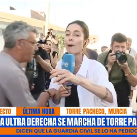 Esthe Yañez, reportera de Malas Lenguas, intenta informar desde Torre Pacheco.