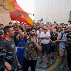 Varias personas durante una manifestación no autorizada y promovida por grupos de ultraderecha en redes sociales, a 15 de julio de 2025, en Torre Pacheco, Murcia.