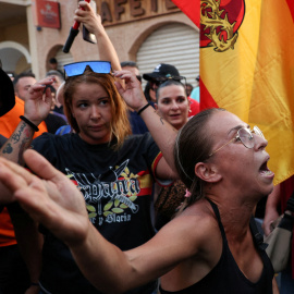 Un manifestante ultra hace un gesto junto a una bandera de España en Torre Pacheco, España.