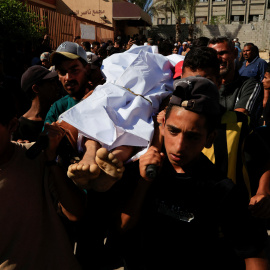 Un grupo de palestinos cargan el cuerpo de un familiar asesinado por Israel, a 16 de julio de 2025.