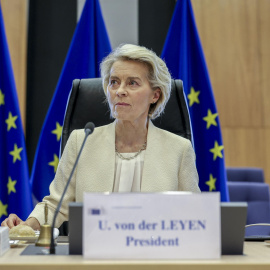 La presidenta de la Comisión Europea (CE), Ursula Von der Leyen, participa en la reunión del Colegio de Comisarios.