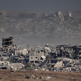 Esta imagen, tomada desde la frontera entre Israel y la Franja de Gaza, muestra edificios destruidos en el territorio palestino asediado, a 17 de julio de 2025.
