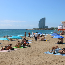 Platja de la Barceloneta amb una torre de vigilància fora de servei per la vaga de socorristes i l'hotel W Barcelona de fons