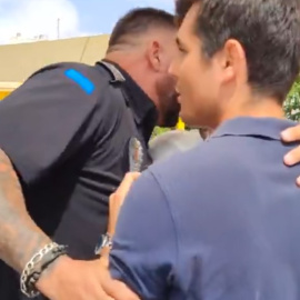 Vito Quiles y un policía municipal de Torre Pacheco.