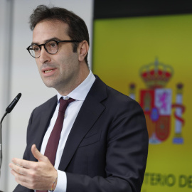 MADRID, 16/07/2025.- El ministro de Economía, Carlos Cuerpo en rueda de prensa tras la reunión mantenida este miércoles con representantes del Banco de España, el Defensor del Pueblo y las patronales AEB, CECA y Unacc, así como de asociaciones de consumidores y pensionistas, para analizar los avances en materia de inclusión financiera de la población, en especial de los mayores y  en las zonas rurales, este miércoles. EFE/Mariscal