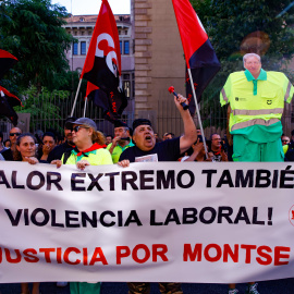 Decenas de personas durante una manifestación convocada por CGT, para protestar contra la muerte de una empleada de limpieza viaria de la empresa FCC que murió tras trabajar en plena ola de calor, en la sede de FCC, a 16 de julio de 2025, en Barcelona, Cataluña (España). La manifestación bajo el lema "Morir trabajando es asesinato" es por el fallecimiento de Montse Aguilar el pasado 28 de junio tras completar su jornada en plena ola de calor, presuntamente por un golpe de calor. El sindicato CGT denuncia que FCC ha recibido múltiples sanciones y requerimientos por incumplimientos en la prevención de riesgos asociados a altas temperaturas, y acusa tanto a la empresa como al Ayuntamiento de Barcelona de no tomar medidas efectivas para proteger a los trabajadores.Kike Rincón / Europa Press16 JULIO 2025;CATALUNYA;MANIFESTACIÓN;PROTESTA;CGT;FCC;OLA DE CALOR;16/7/2025