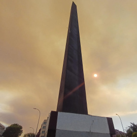 Vista del humo del incendio de Méntrida desde la glorieta de Pirámides, este jueves en Madrid.