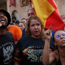 Varias personas durante los disturbios racistas en Torre Pacheco, Murcia.