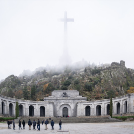 Varias personas en el complejo monumental del Valle de Cuelgamuros, en San Lorenzo de El Escorial, Madrid (España).