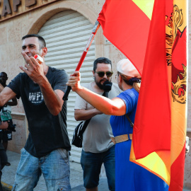 Varias personas durante una manifestación no autorizada y promovida por grupos de ultraderecha en redes sociales, a 15 de julio de 2025, en Torre Pacheco, Murcia.