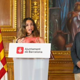 La comissionada pel català a l'Ajuntament de Barcelona, Marta Salicrú, en una roda de premsa aquest divendres amb l'alcalde de Barcelona, Jaume Collboni